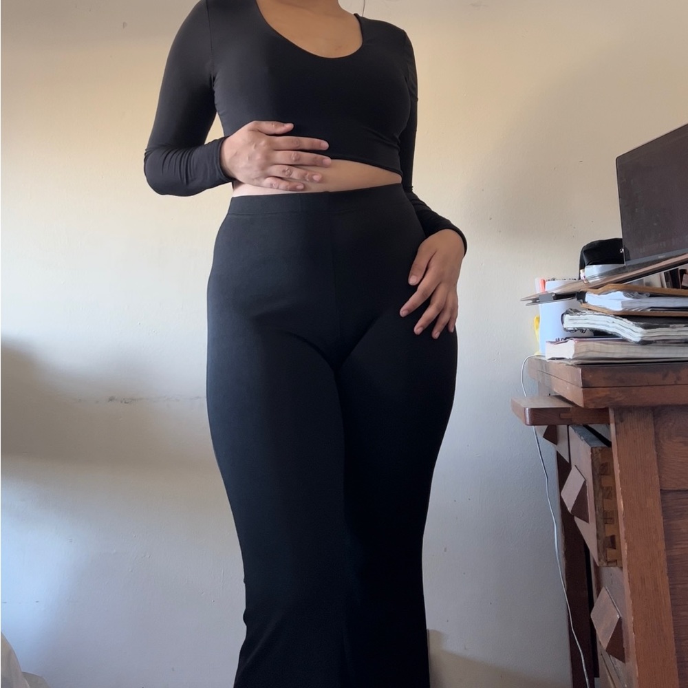 PRETTYLITTLETHING Black Cropped V-Neck Long Sleeve Shirt